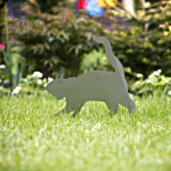 Figurka kota do ogrodu Rdzawa Tosia wbita w trawnik