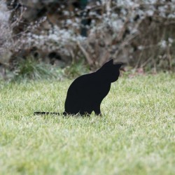 Strach na wróble kot Anatol na trawniku